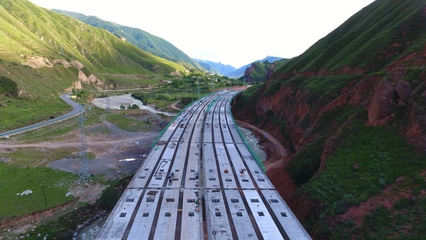 青海黃南公路通車?yán)锍踢_(dá)5876公里