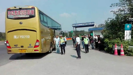 停車檢查時(shí) 他們?yōu)樯都贝掖彝蟀蛙噹苋?hellip;